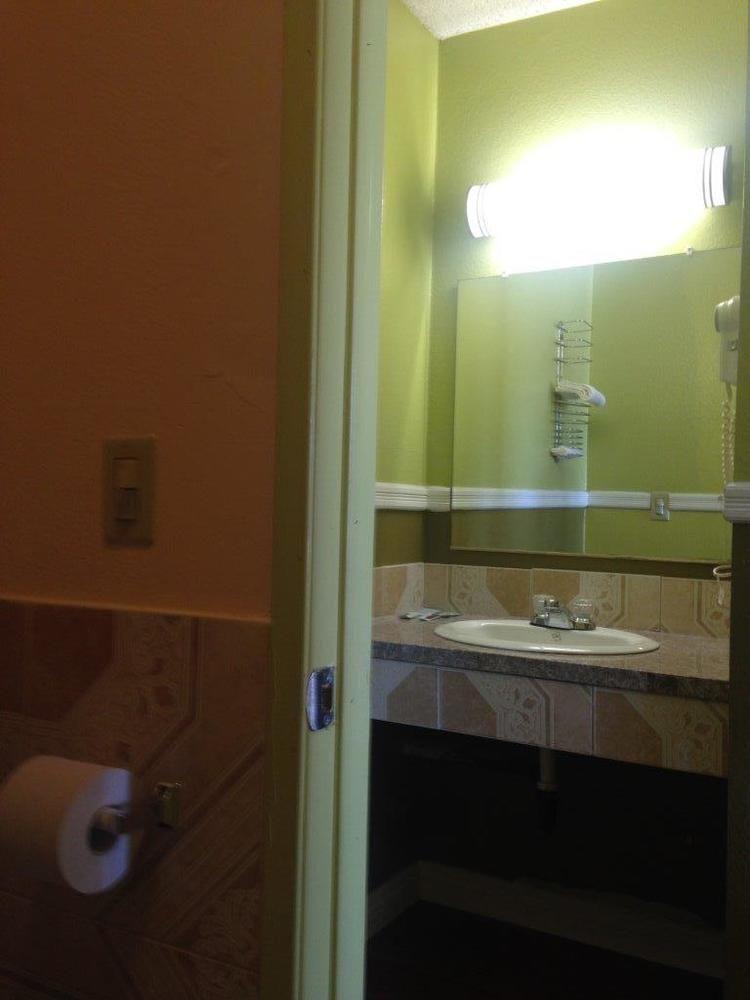 Simplestay - Downtown Motel *